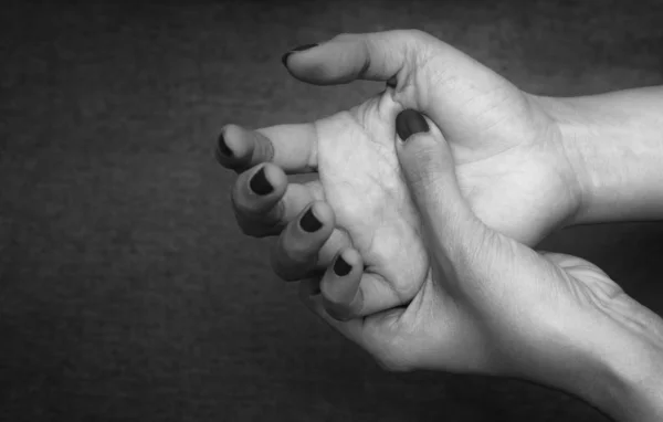 Закрыть Женскую Руку Страдающую Боли Боль Ладони Рука Болит Чёрно — стоковое фото