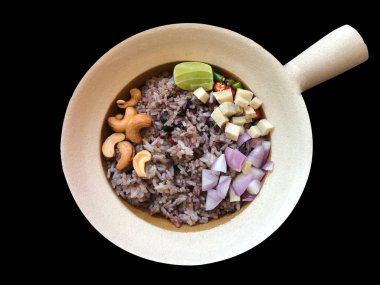 Namliap pilavı. Çin usulü, siyah zeytinli, kıymalı pilav ve kil kapta servis ediliyor. Siyah arkaplanda izole