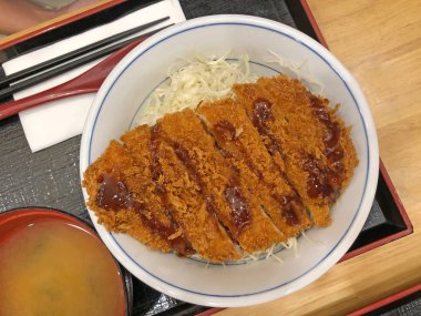 Tonkatsu seti, bol yağda kızartılmış domuz pirzolasından oluşan Japon yemeği miso çorbası ile yenir.