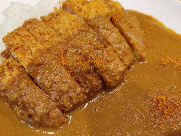 カツカレー丼の店内では チキンカツやトンカツをご飯の上にのせたカツカレーが提供されている — ストック写真