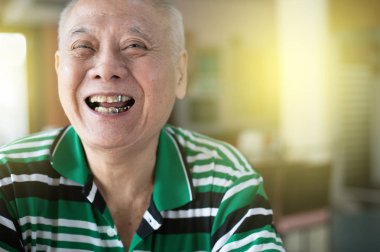 Gülümseyen son sınıf öğrencisi metal tacıyla dişlerini gösteriyor.