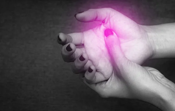 痛みに苦しむ女性の手を閉じる ヤシの筋肉が痛い 痛いわ手に赤い斑点のある黒と白のトーン — ストック写真