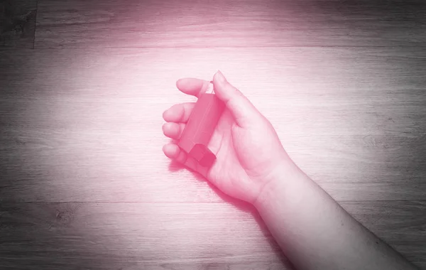 Kadının Elinin Basınçlı Mermiyi Tutarak Yerde Yattığı Yakın Plan Genişletilmiş — Stok fotoğraf