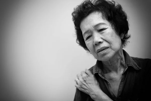 Пожилая Азиатка Положила Руку Плечо Боли Плече Мышечной Боли Черно — стоковое фото