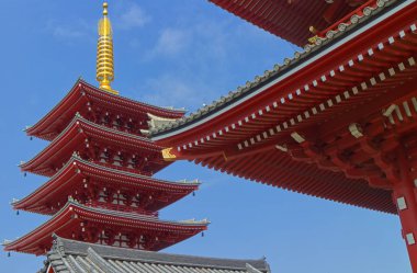 Japon tapınağının kırmızı çatısının mimari detayları, Japon geleneksel binası.