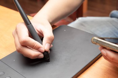 Dijital tablet ve stil kalemi kullanarak bir adamın elini kapat. çizim pratiği, profesyonel tasarımcı, grafik tasarımcısı