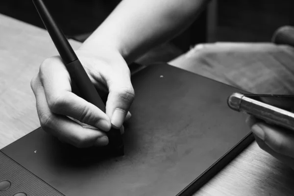 Czarno Biały Obraz Dłoni Człowieka Pomocą Tabletu Cyfrowego Wstrzykiwacza Rysika — Zdjęcie stockowe