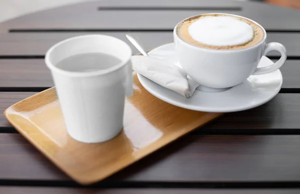 Set Van Cappuccino Koffiebeker Water Serveren Houten Dienblad Drankset Café — Stockfoto