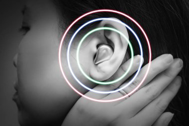 Asyalı genç kadın kulaklığı için gerçek kablosuz bluetooth kulaklıklar, kulaklığın etrafında daire şeklinde dalgalar, rahat iletişim için ya da müzik dinlemek için. Siyah ve beyaz ton