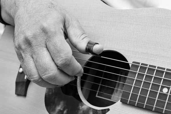 Närbild Hanens Fingrar Placerade Ljudhålet Den Akustiska Gitarren För Att — Stockfoto