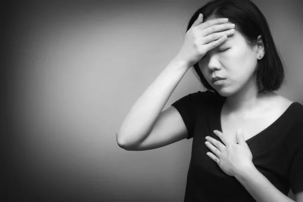アジアの女性は強い頭痛 窒息および発熱 ウイルスCovid 19または伝染病の病気を有することに苦しむ 黒と白のトーン — ストック写真