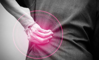 Yaşlı kadının beline dokunduğu eli kapat. Belinde kırmızı leke olan siyah beyaz bir ton.