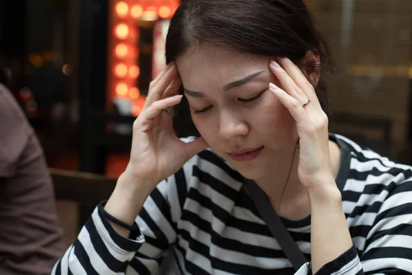 Mooie Aziatische Vrouw Raakte Haar Tempel Met Pijnlijke Uitdrukking Vanwege — Stockfoto