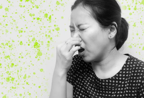 Portret Azjatki Kichającej Virus Covid Lub Choroby Epidemicznej Koncepcja Promocji — Zdjęcie stockowe