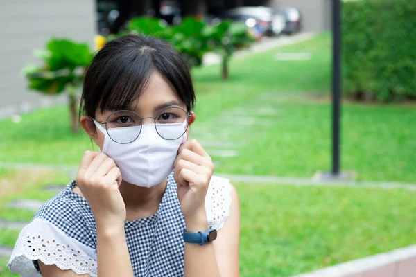 Porträt Einer Asiatin Die Eine Chirurgische Maske Benutzt Covid Oder — Stockfoto