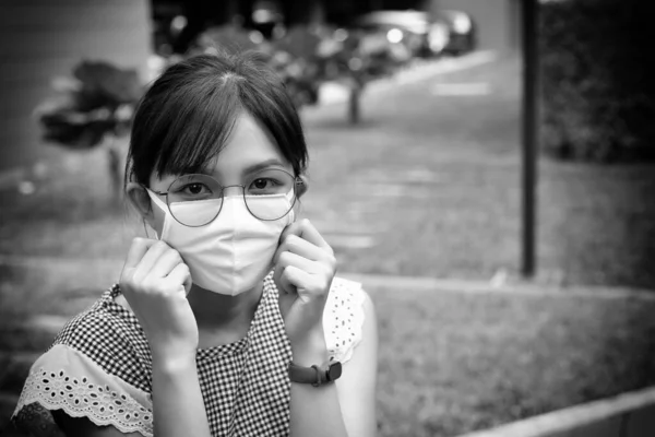 Porträtt Asiatisk Kvinna Med Kirurgisk Mask För Att Skydda Covid — Stockfoto