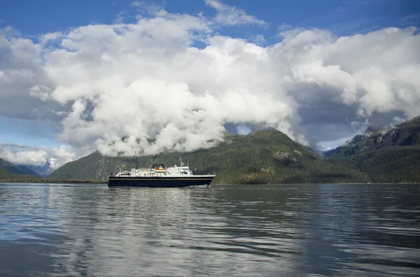 Ferry do Alasca no Canal Lynn — Fotografia de Stock