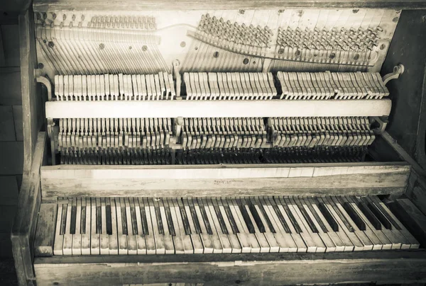 Dirty vintage pianino v černé a bílé — Stock fotografie