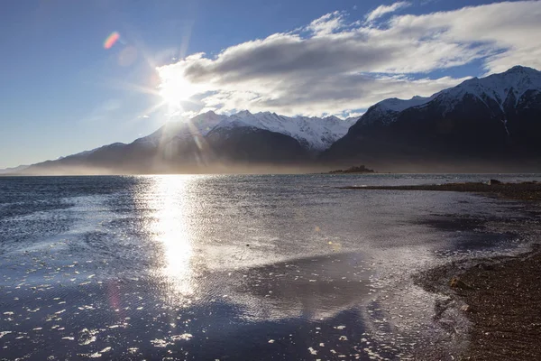 Coucher de soleil sur l'estuaire de la rivière Chilkat — Photo