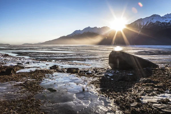 Chilkat River por do sol com gelo . — Fotografia de Stock