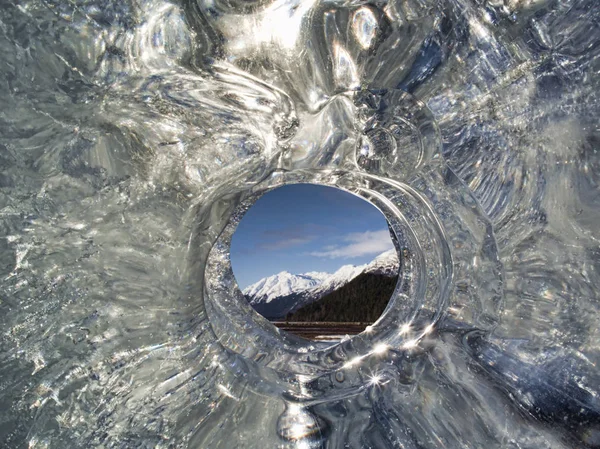 海氷の穴を通してビュー — ストック写真