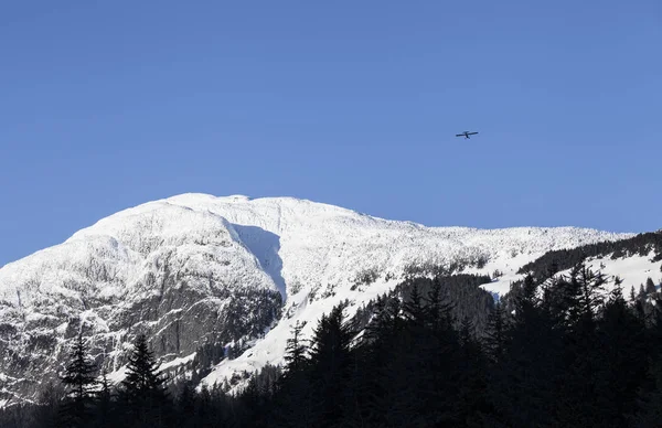 Piccolo aereo sopra il Mt. Ripinsky — Foto Stock