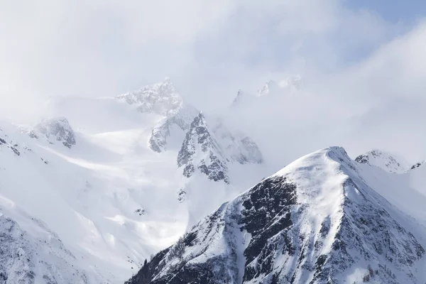 Berggipfel mit Nebel — Stockfoto