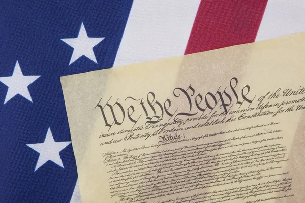 Amerikanska konstitutionen på flagga — Stockfoto