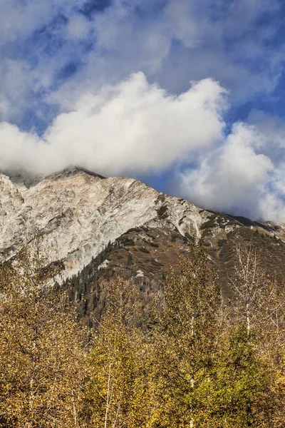 Montañas Takshanuk en otoño — Foto de Stock