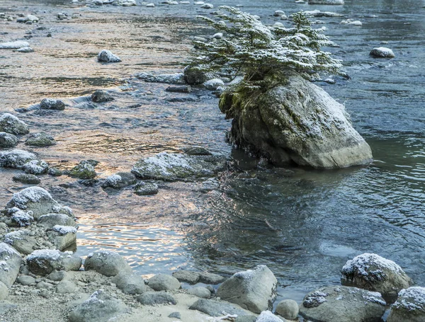 日落时的河流岩石 — 图库照片