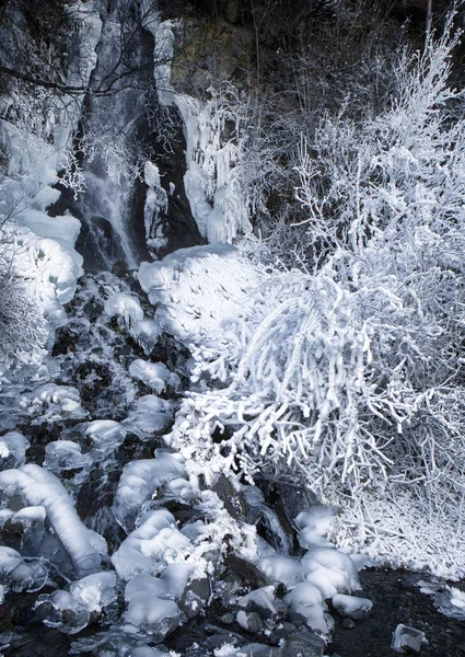 Gefrorener Wasserfall mit Frost — Stockfoto