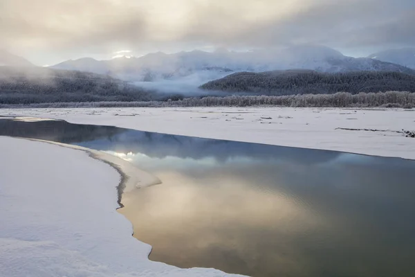 Gün batımı nehir yansımaları ile sis — Stok fotoğraf