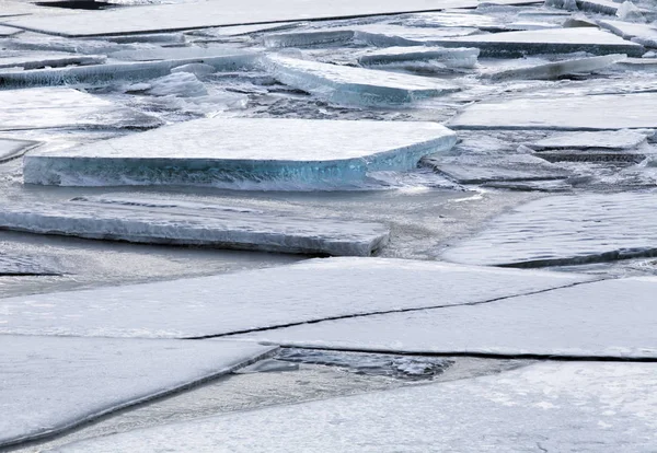 Morceaux de glace sur une rivière gelée — Photo