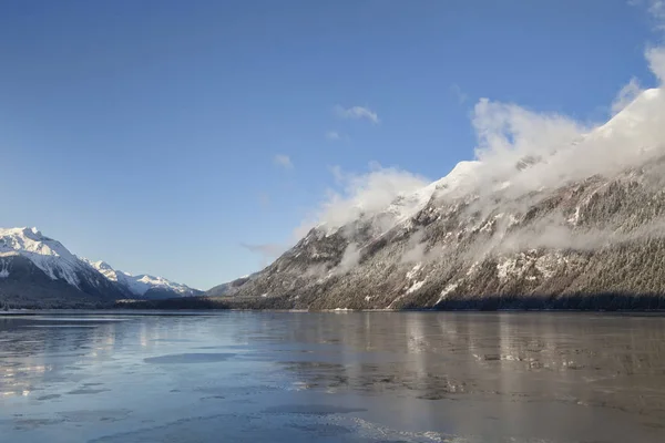 Élimination du brouillard dans l'inlet Lutak — Photo