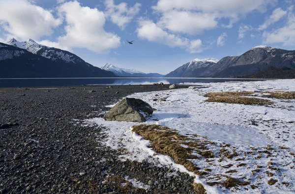 Plan som flyger över den Chilkat mynning — Stockfoto