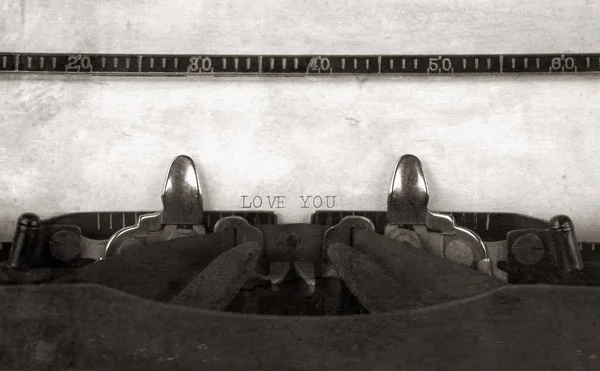 Miłość, wpisany na vintage typewritter — Zdjęcie stockowe