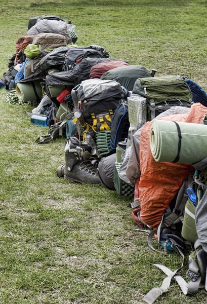 Reihe von Rucksäcken bereit für den Chilkoot-Trail — Stockfoto