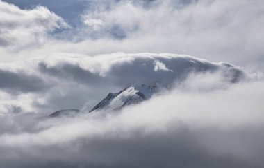 Bulutlardaki dağlar
