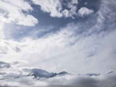 Dağları ile bulutlu gökyüzü