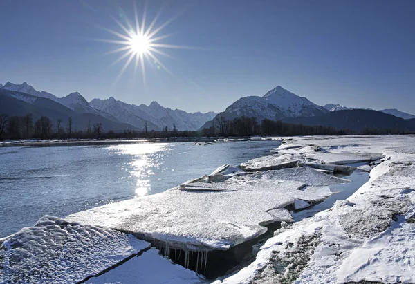 Chilkat River med is bitar — Stockfoto