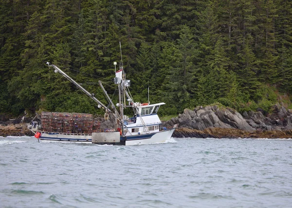 Barcos de pesca de cangrejo con ollas en el sudeste de Alaska — Foto de Stock