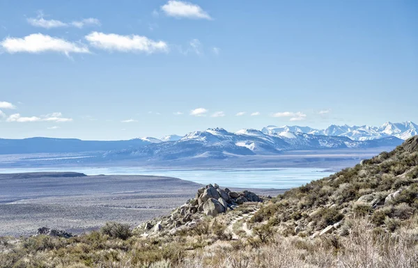 Mono Lake in het vroege voorjaar — Stockfoto