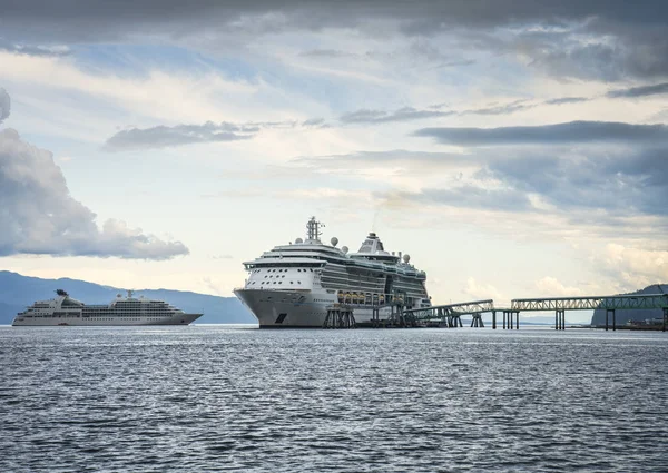 Navi da crociera a Hoonah, Alaska — Foto Stock