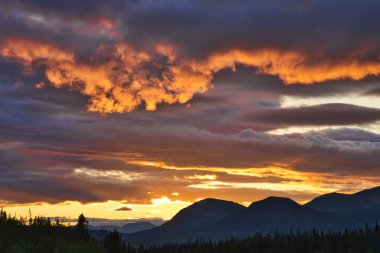 Kanada 'da günbatımı Yukon