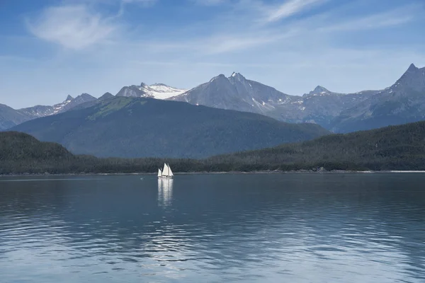 Zeilboot in het Lynn Canal in de zomer — Stockfoto