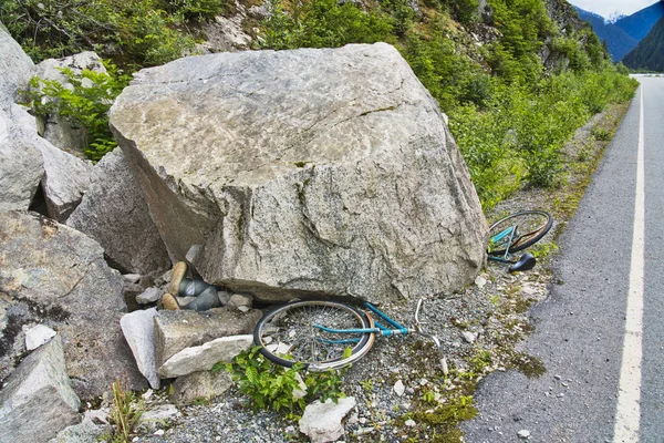 Biciclistas atingidos por rochas em queda — Fotografia de Stock