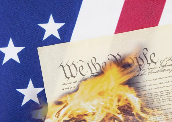 Constitución de Estados Unidos sobre la bandera destruida por el fuego — Foto de Stock