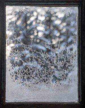Eski bir pencere camında buz