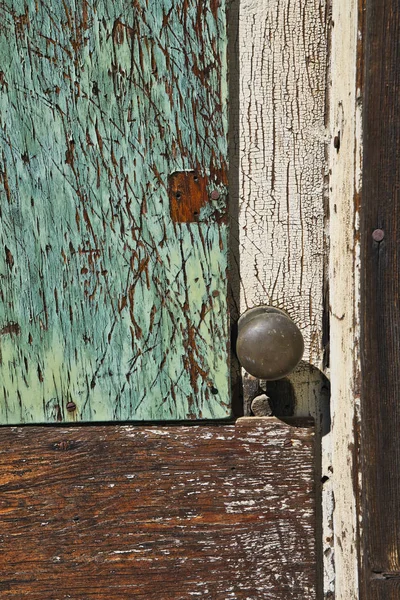 剥離塗料と素朴な古いドア — ストック写真