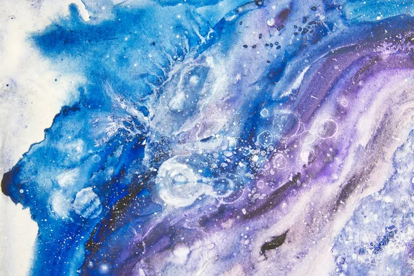 Kleurrijk geschilderd abstract in blauw en paars. — Stockfoto